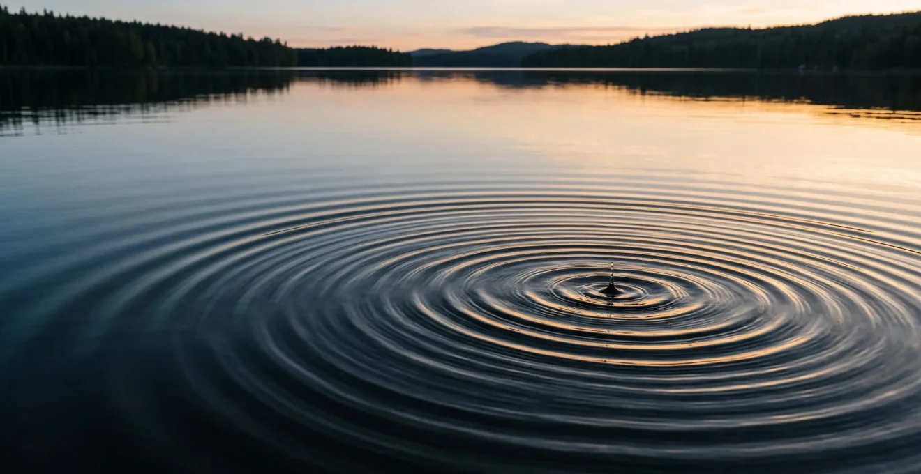 Onde circulaire se propageant à la surface de l'eau au lever du jour, symbolisant la propagation d'un contenu viral